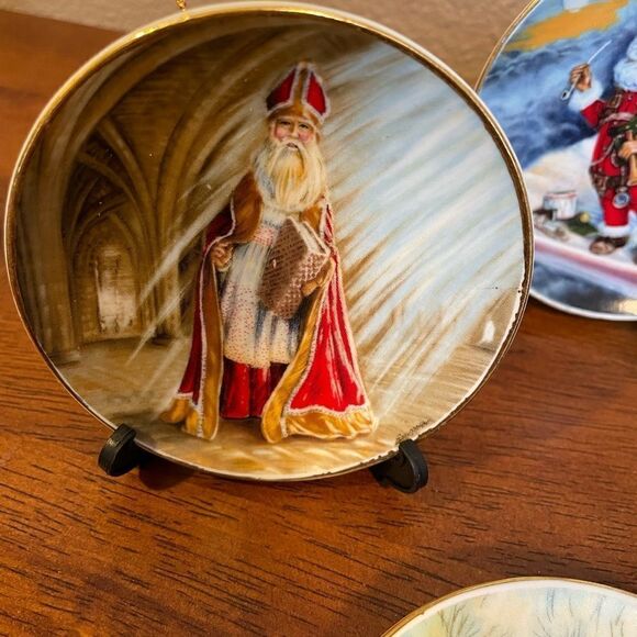 Duncan Royale Christmas Themed 1983 History of Santa Claus Mini Plates x 10 - Picture 11 of 13